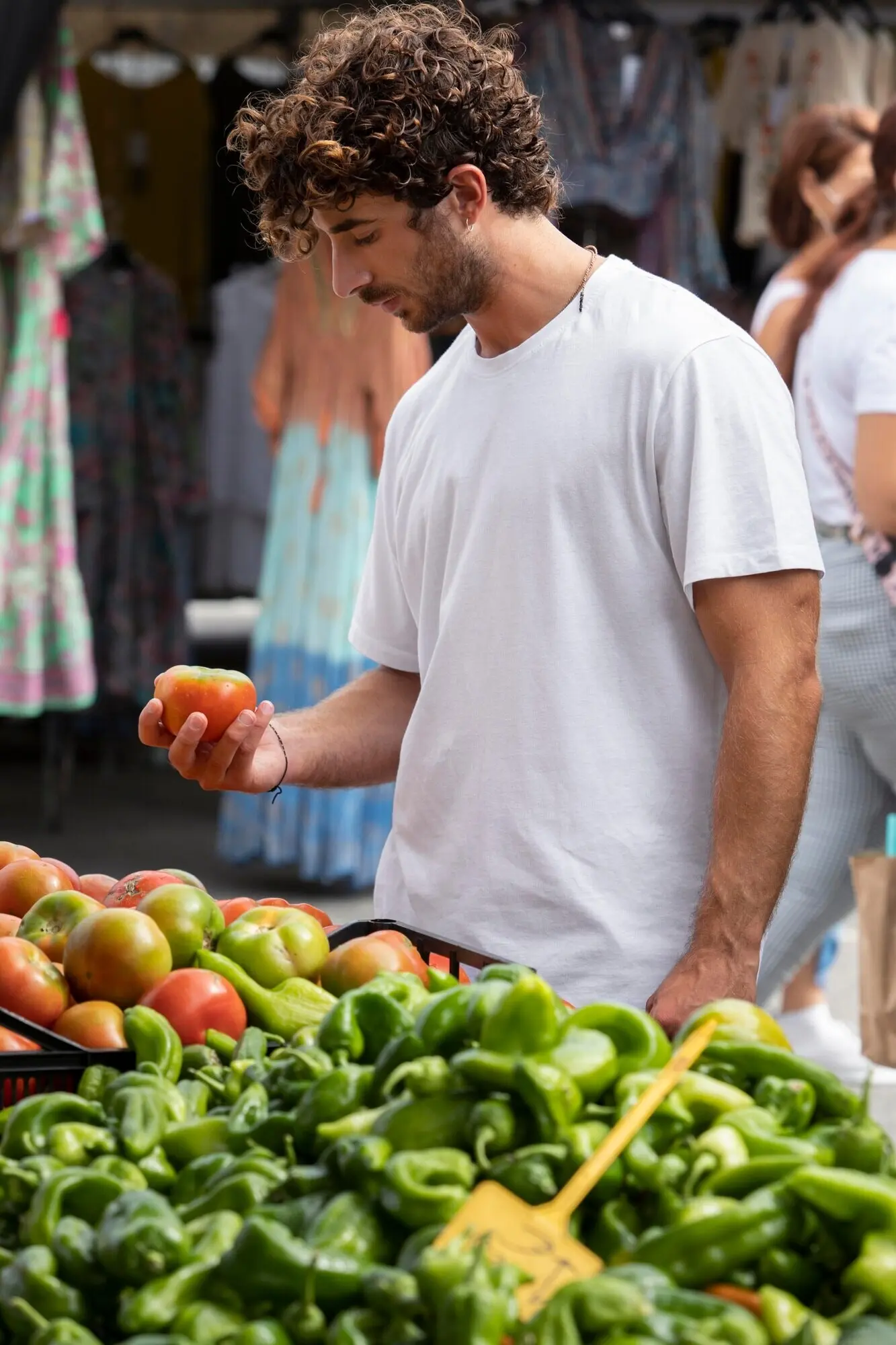 Junger Mann in Nahaufnahme auf dem Lebensmittelmarkt.