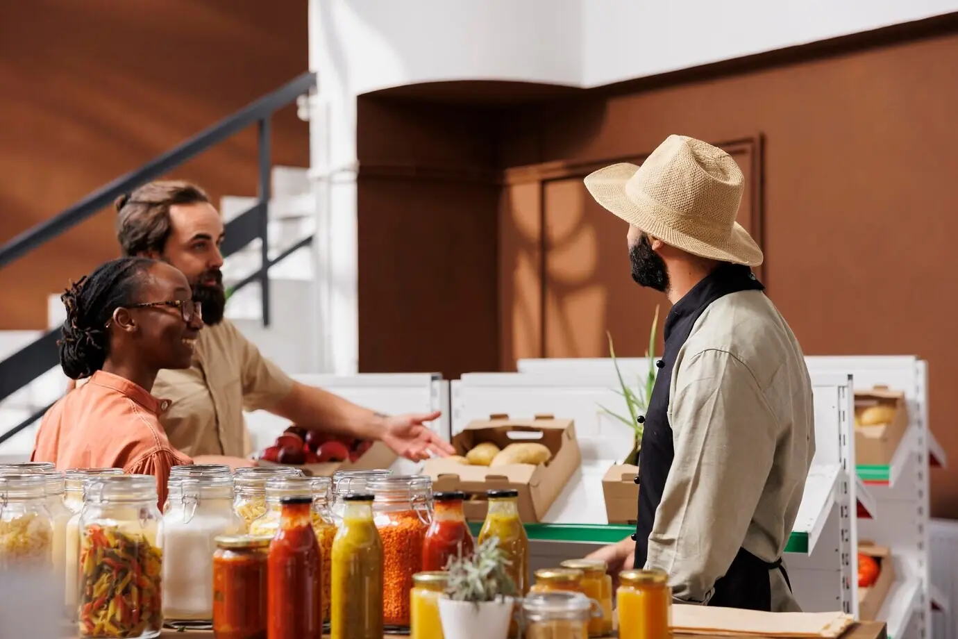 Händler empfiehlt Kunden Obst und Gemüse.